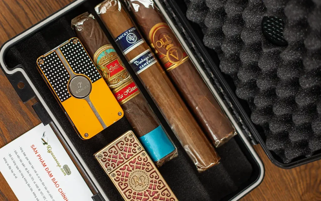 Xì gà và bật lửa sắp xếp trong hộp humidor du lịch