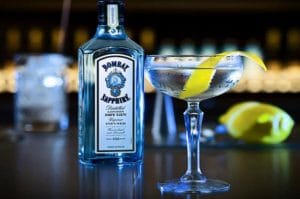 Rượu nhẹ Bombay kết hợp kèm xì gà