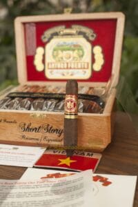 Điếu Short Story với hương vani, đường nâu, hạt và cà phê