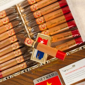 Các điếu xì gà được bọc trong giấy bóng kính, lớp gỗ Tuyết Tùng thơm ngào ngạt bên trong