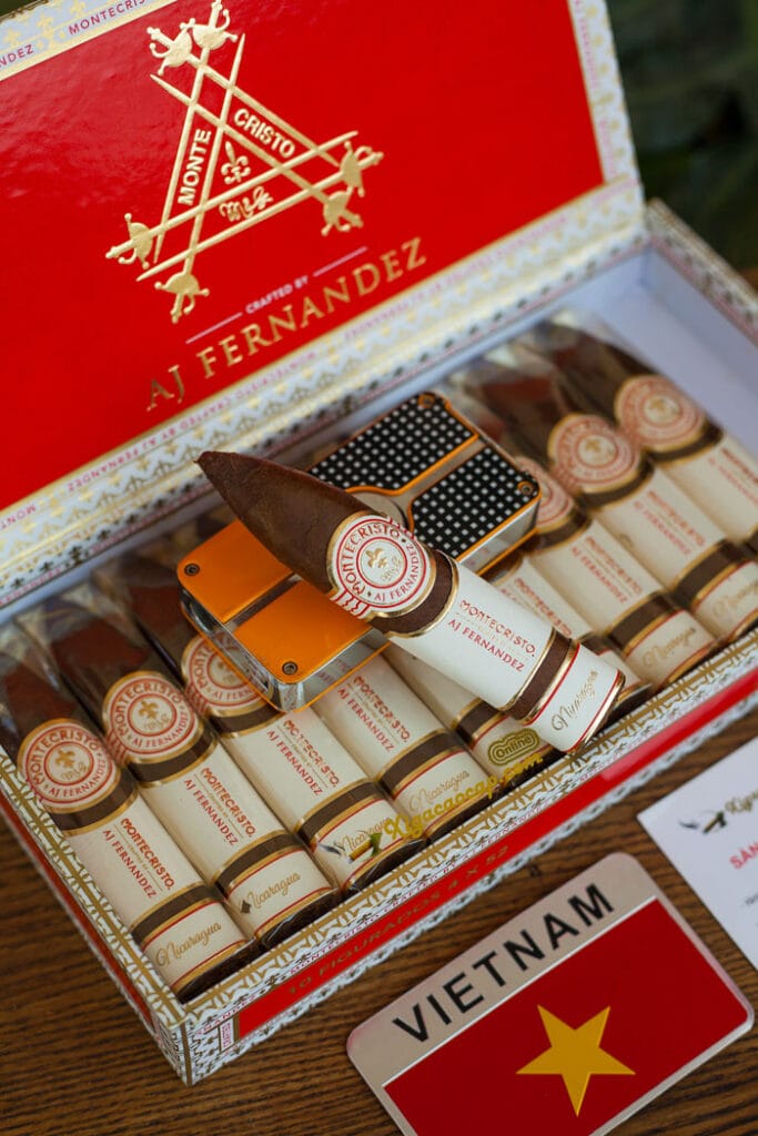 Các điếu Montecristo Crafted by AJ Fernandez Figurado trong hộp gỗ