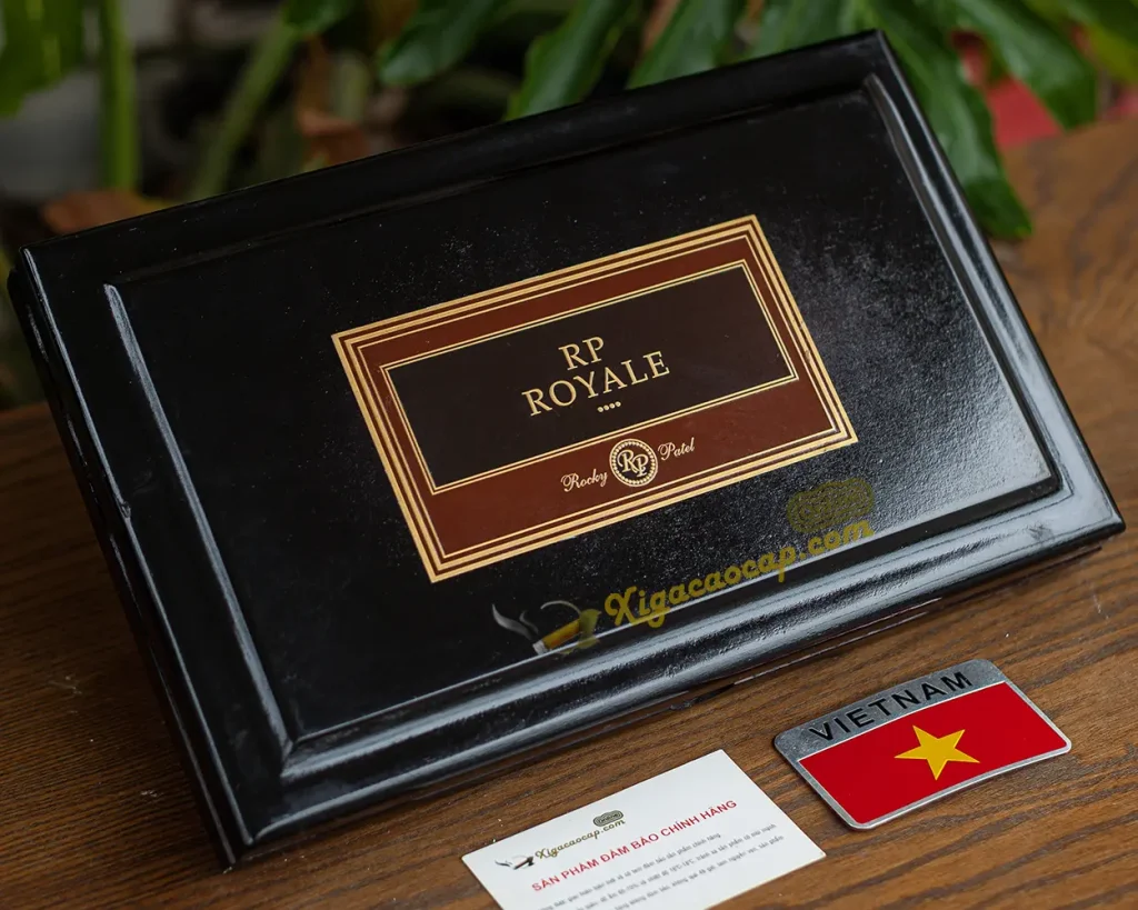 Cận cảnh thiết kế hộp gỗ sang trọng xì gà Rocky Patel Royale Toro Tubo Deluxe 10 điếu