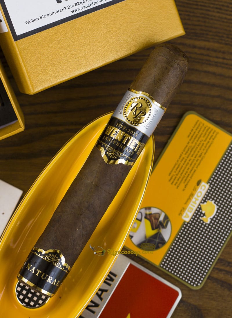 Tobacco được ủ ít nhất 8 năm trước khi cuốn, giúp hương vị trở nên sâu sắc và tinh tế.