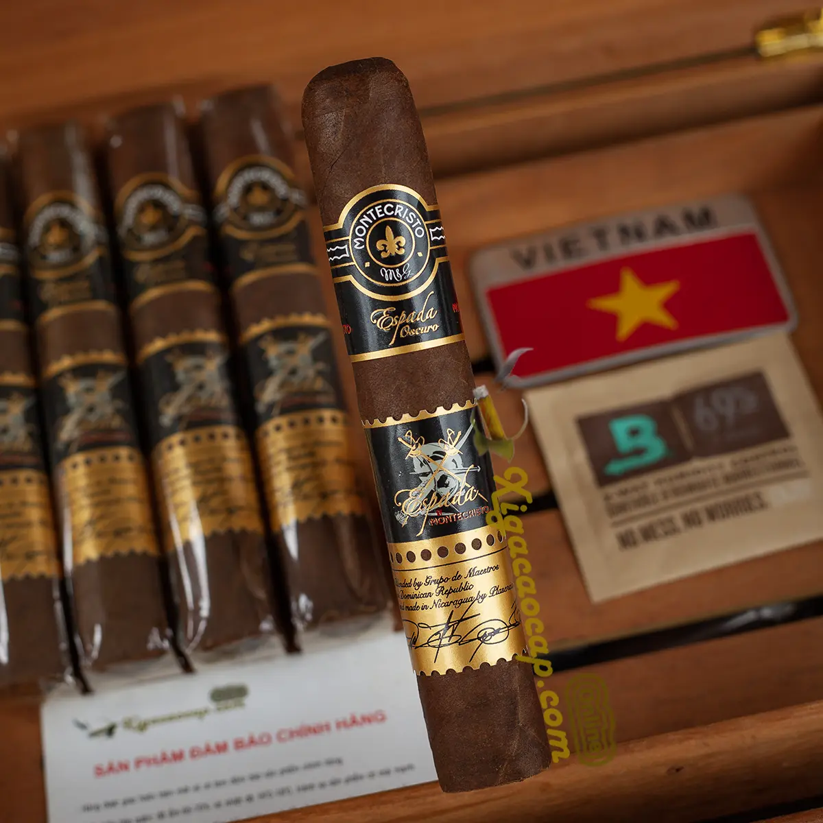 Cận cảnh vòng tem logo xì gà Montecristo Espada Oscuro chính hãng