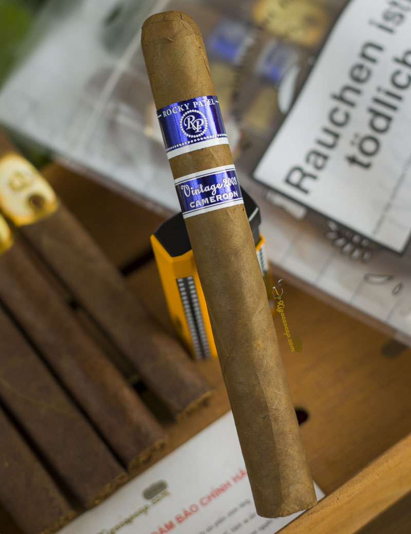 Rocky Patel Vintage 2003 mang lại hương kem, gỗ tuyết tùng, hạt dẻ và chút trái cây khô