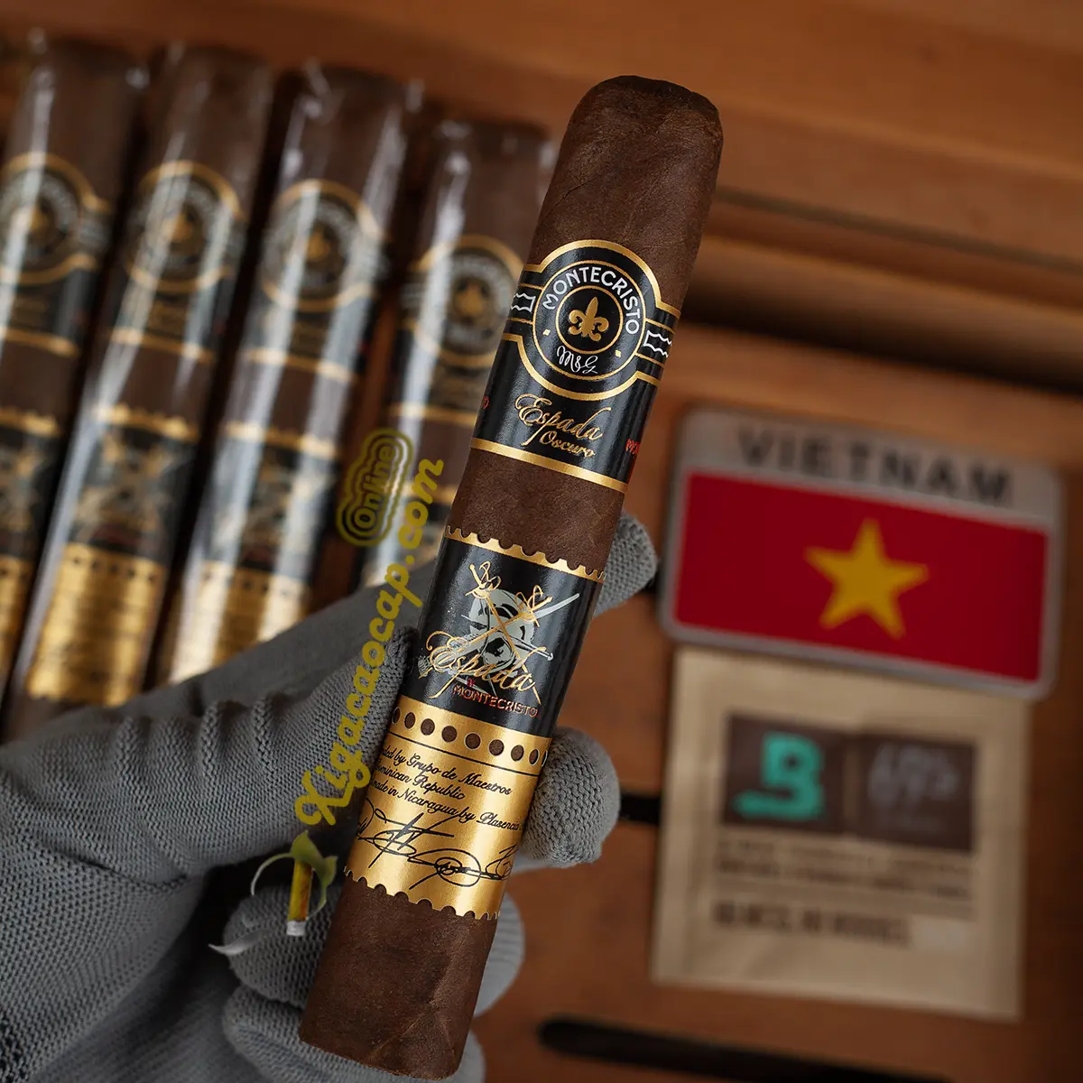 Trên tay điếu xì gà Montecristo Espada Oscuro Magnum kích thước Magnum