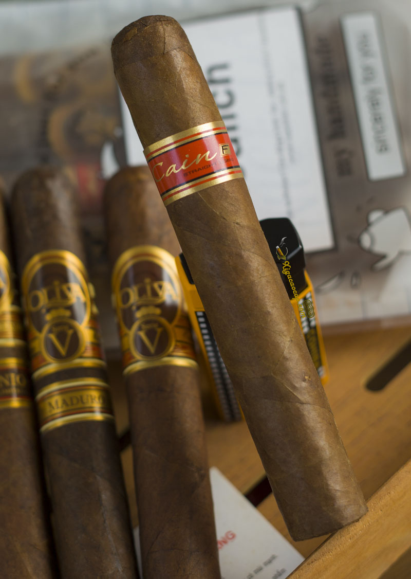 Cain F nổi tiếng với việc sử dụng 82% lá ligero (lá mạnh nhất từ đỉnh cây thuốc lá), mang lại sức mạnh vượt trội và hương vị nồng cháy.