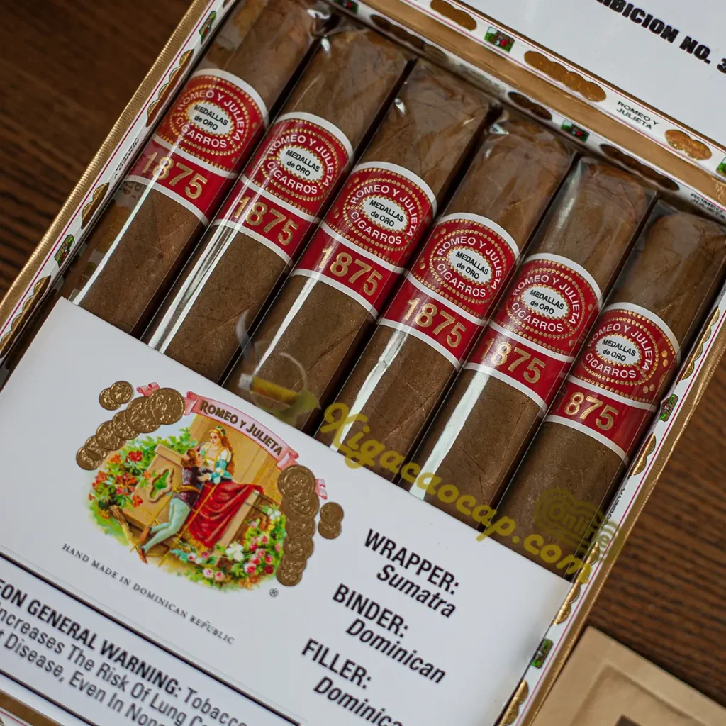 Cận cảnh khay xếp 5 điếu xì gà Romeo Y Julieta 1875 Exhibicion No. 3 bên trong.