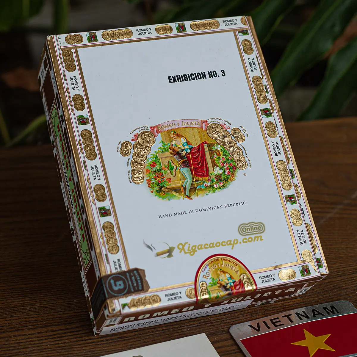 Mặt trước bên ngoài hộp gỗ xì gà Romeo Y Julieta 1875 Exhibicion No. 3 chính hãng.