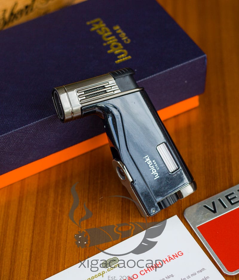 Thân kim loại chắc chắn, hoàn thiện đẹp mắt, tỉ mỉ