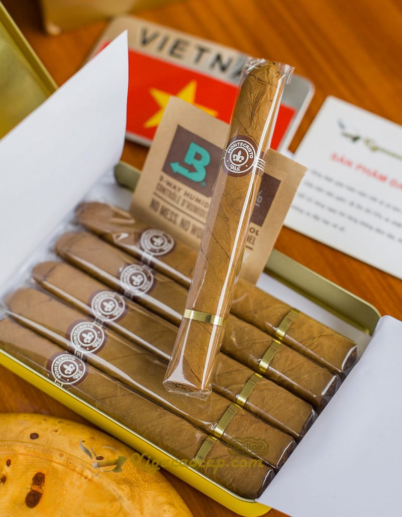 Xì gà mini hộp thiếc Montecristo Memories - 6 điếu 14 Montecristo Memories mang đến trải nghiệm hương gỗ tuyết tùng, xen lẫn vị đất, ca cao và tiêu đen mượt mà