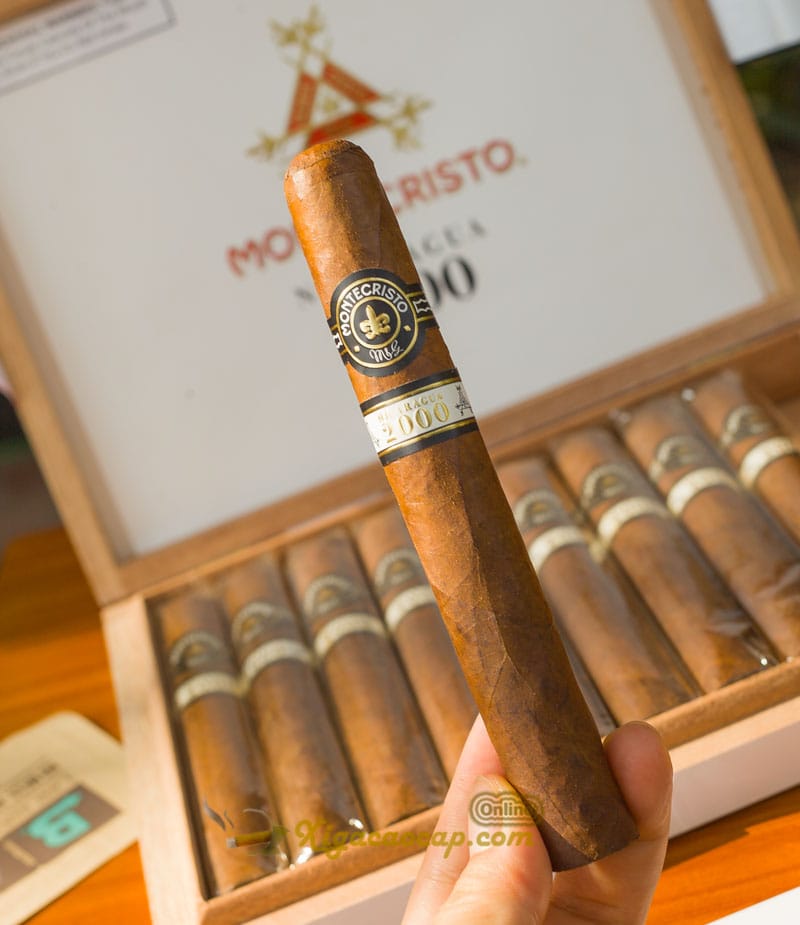 Mỗi điếu xì gà Montecristo Nicaraguan 2000 đều được cuốn tay thủ công bởi những nghệ nhân lành nghề nhất