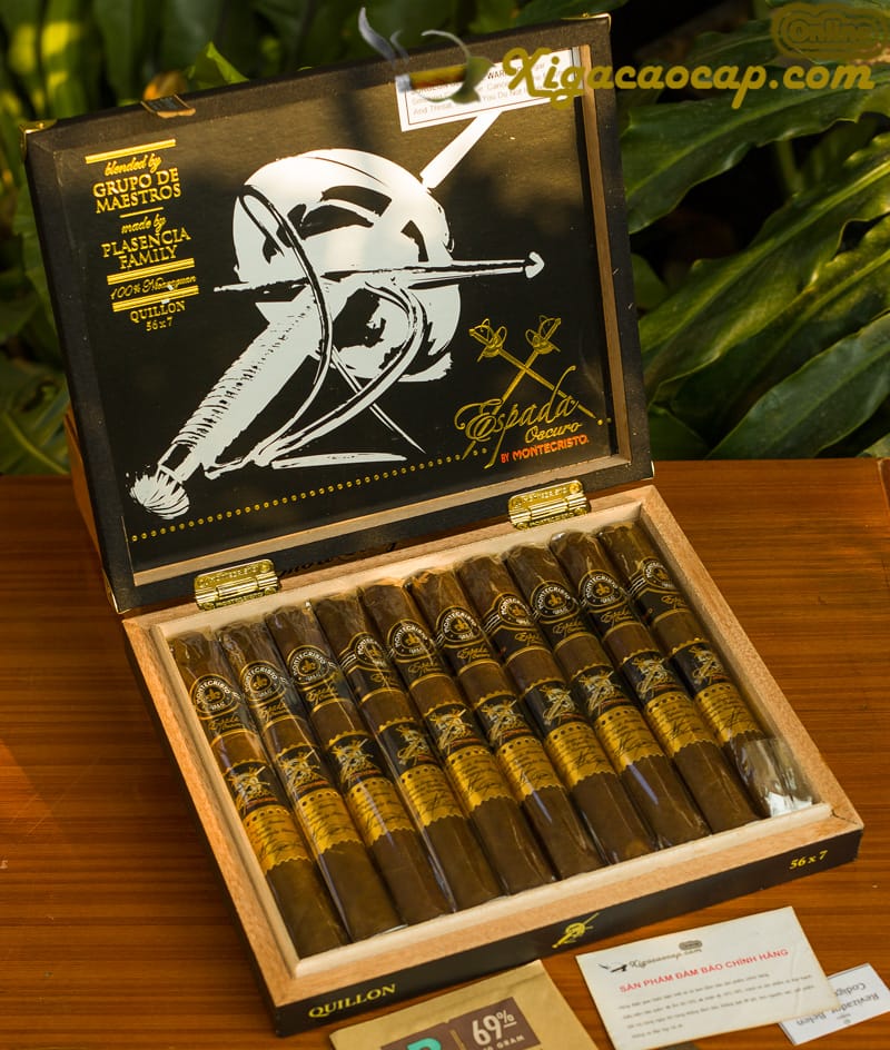 Bên trong hộp, 10 điếu xì gà được sắp xếp ngay ngắn, đi kèm với gói Boveda – thiết bị kiểm soát độ ẩm thông minh