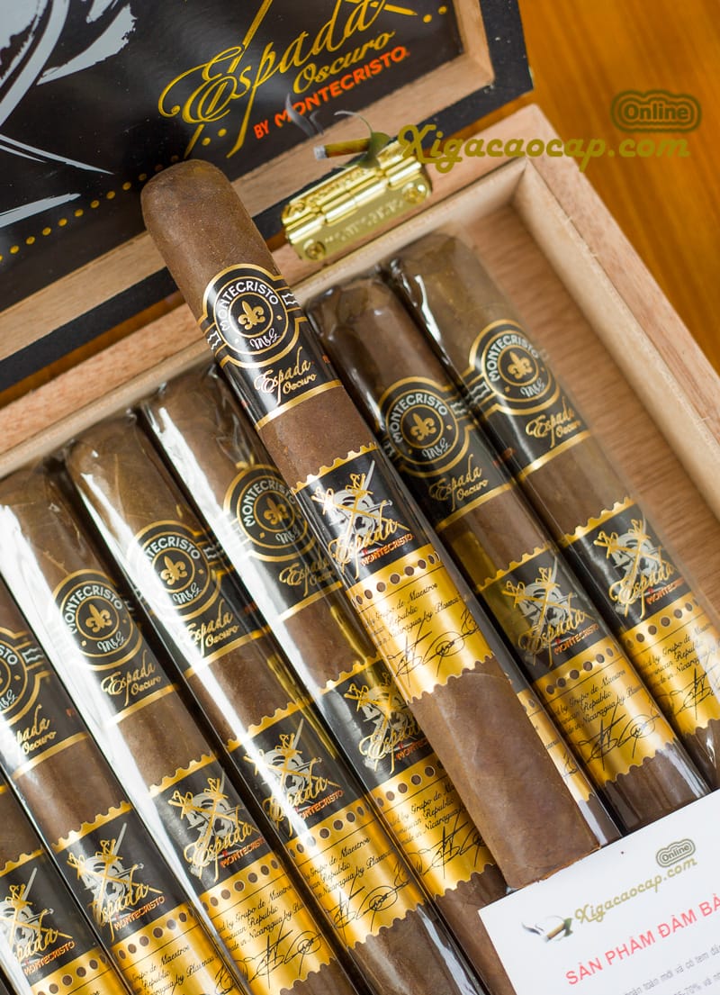 Vị xì gà mở đầu mạnh mẽ với tiêu đen, cacao đắng và đất ẩm, tiếp nối bằng sự hòa quyện của gỗ sồi, cà phê espresso