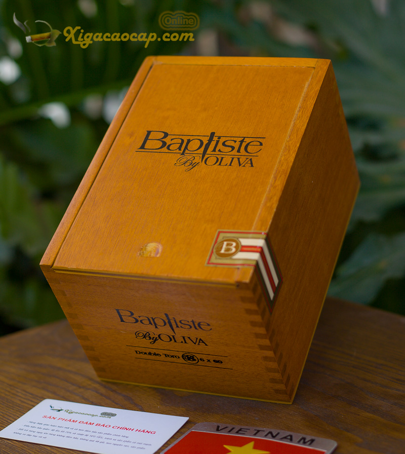 Hộp gỗ tuyết tùng được chế tác thủ công, màu nâu thẫm nổi bật với logo Oliva và tên dòng Baptiste in chìm