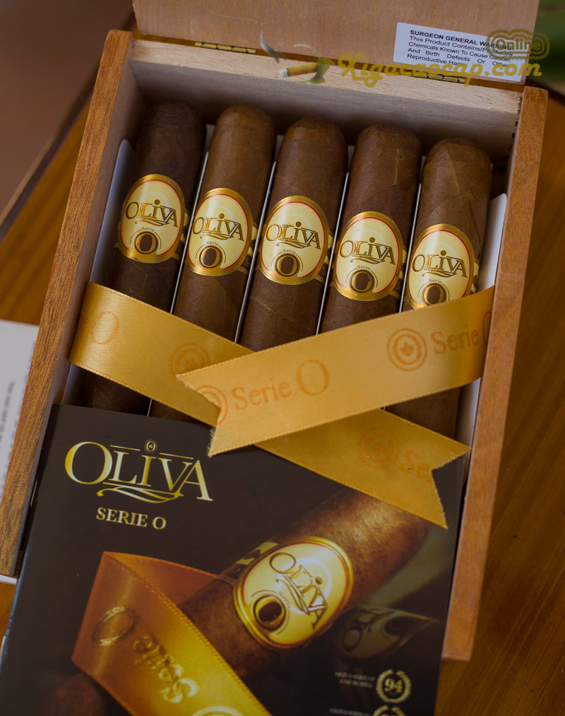 Hộp gỗ trang nhã, mỗi hộp chứa 10 điếu 