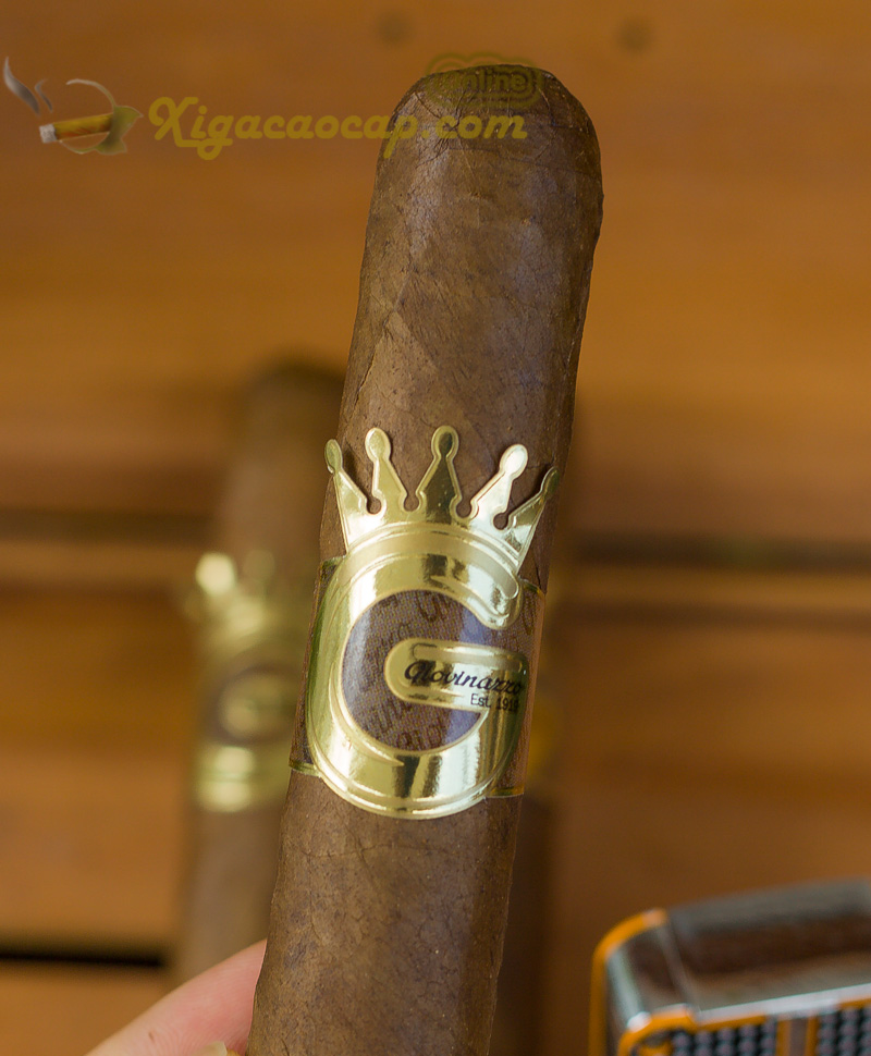 Xì gà có hương vị gỗ tuyết tùng, cacao và chút cay nhẹ từ tiêu đen