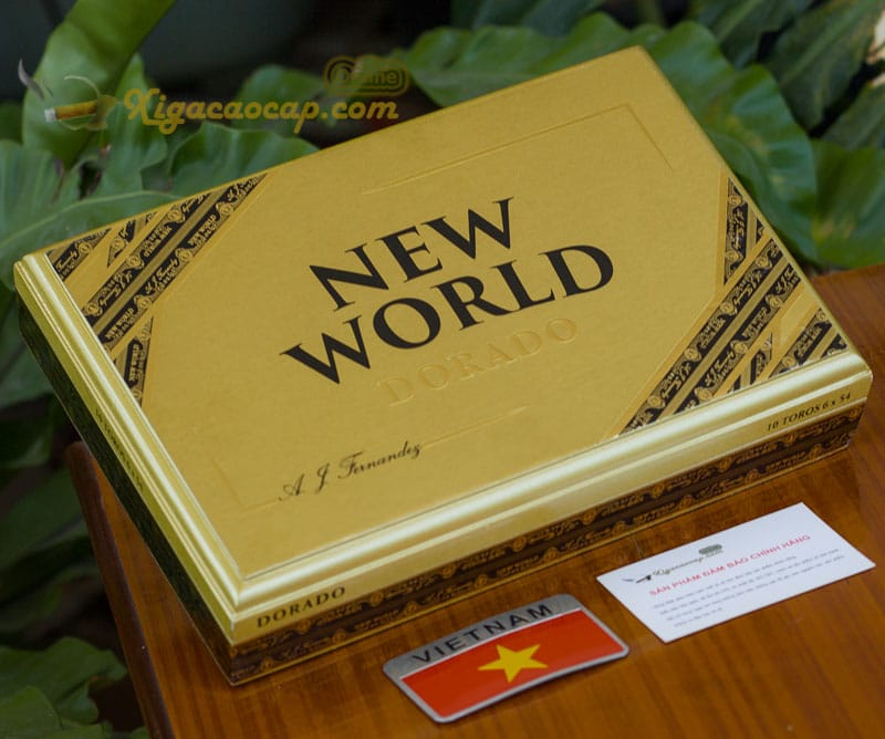 Hộp gỗ xì gà NEW WORLD cứng cao cấp với tông màu nâu ánh vàng trang nhã