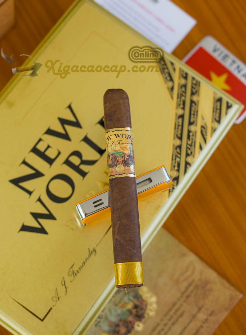 Hộp gỗ tuyết tùng màu vàng đậm, in nổi dòng chữ “New World” và “Dorado” tinh tế