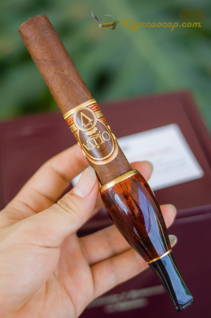 Trên tay tẩu bắt tóp cho xì gà cỡ lớn