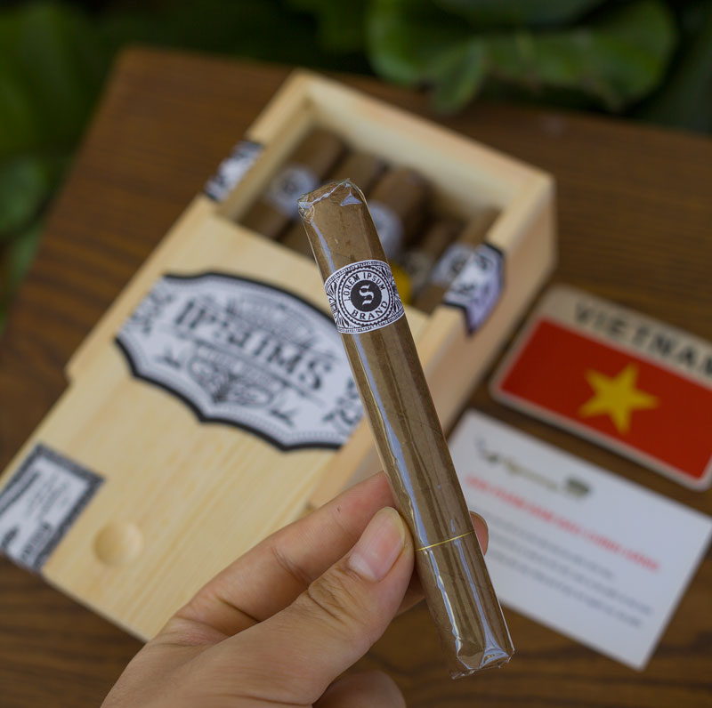 Xì gà vị cay nồng hơn, hơi khét nhẹ nhưng không gắt, để lại hậu vị khói dày, ấm áp.