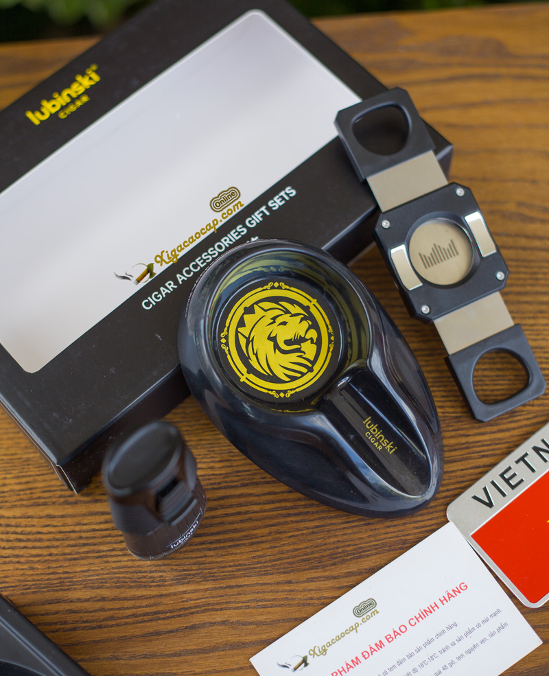 Lubinski B3 được đóng gói tinh tế trong hộp quà cao cấp, bên ngoài in logo Lubinski Cigar nổi bật.