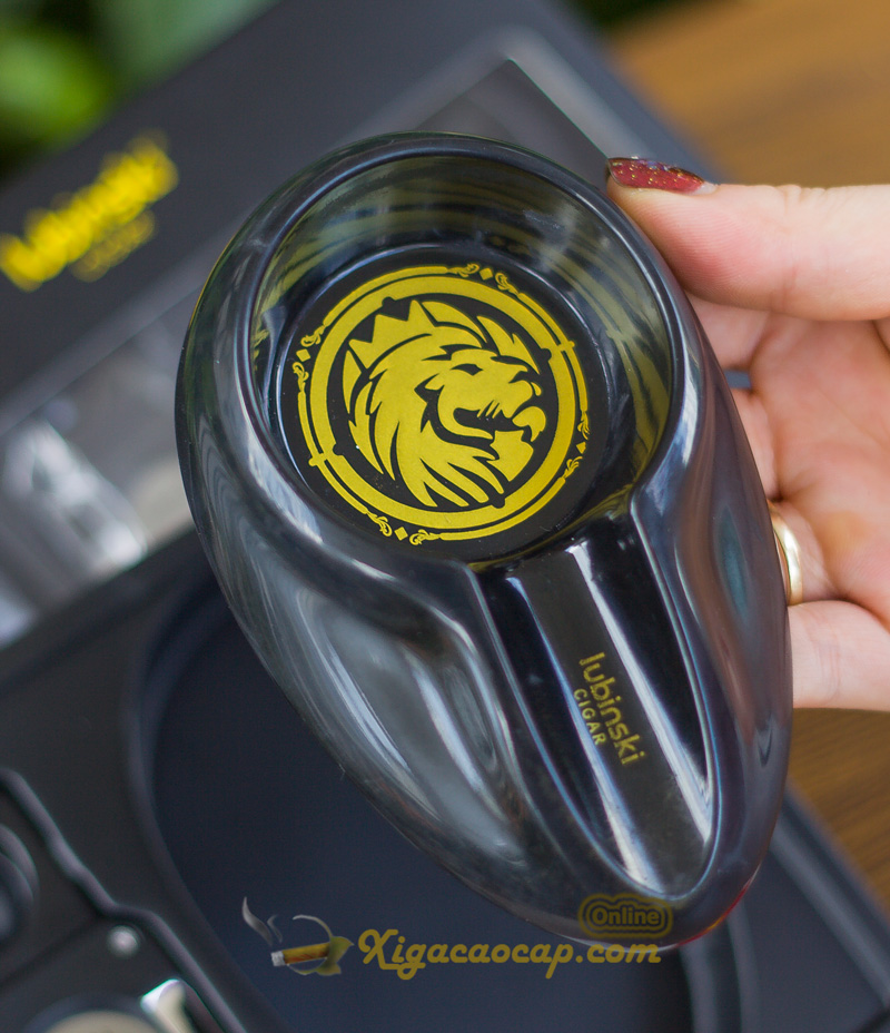 Gạt tàn in hình biểu tượng sư tử vàng sang trọng, dễ vệ sinh và chịu nhiệt tốt.