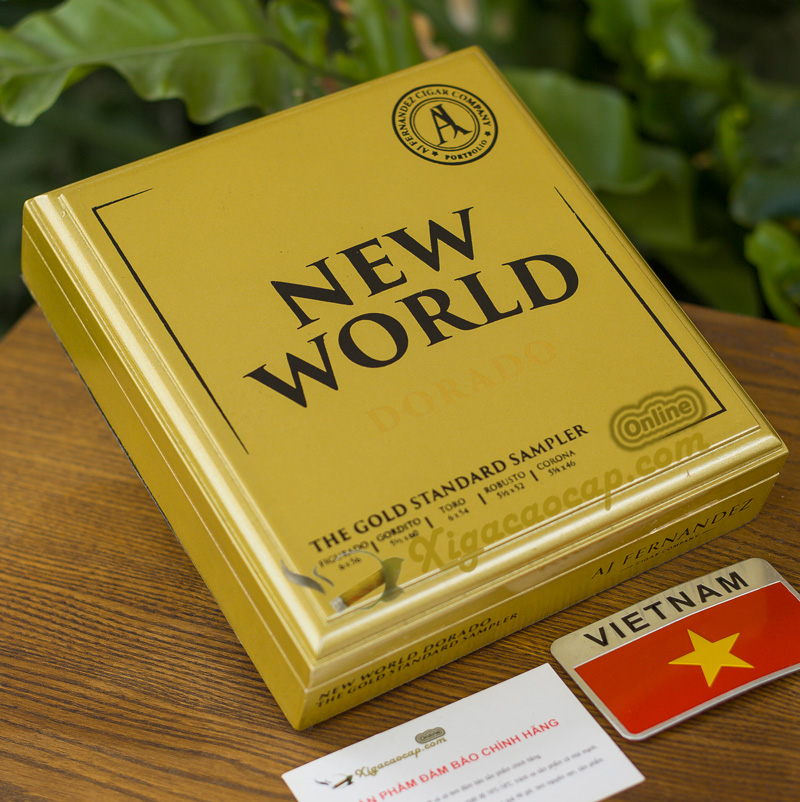 Hộp gỗ New World The Gold Standard được chạm khắc tinh xảo, phủ lớp sơn vàng ánh kim