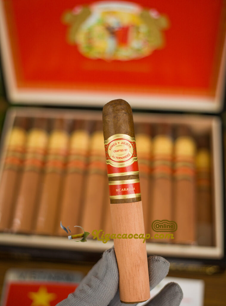 Hương vị cigar Romeo: cacao, mocha, gia vị, hạt rang, gỗ tuyết tùng