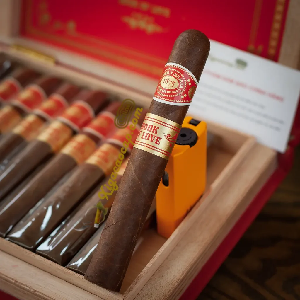 Cận cảnh điếu xì gà Romeo y Julieta Book of Love Toro nằm trong khay hộp gỗ