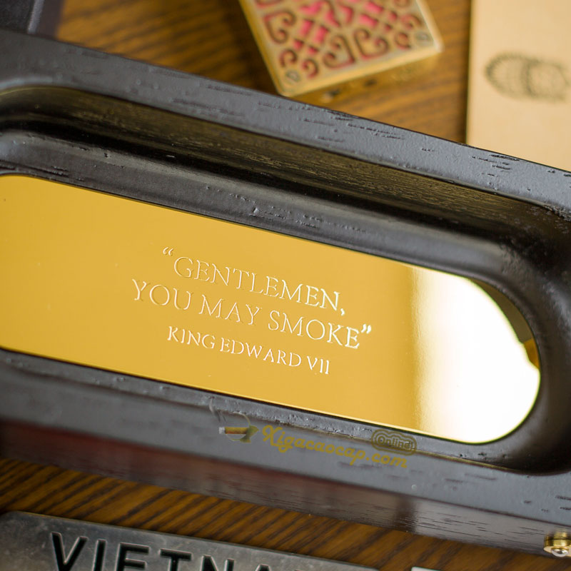 "GENTLEMEN, YOU MAY SMOKE" và "KING EDWARD VII" được in nổi bằng mực vàng óng ánh
