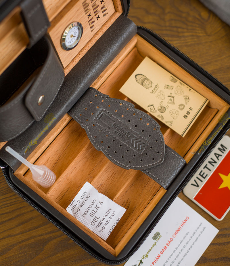 Lót toàn bộ bằng gỗ tuyết tùng Tây Ban Nha – loại gỗ tự nhiên có khả năng điều hòa độ ẩm, kháng khuẩn