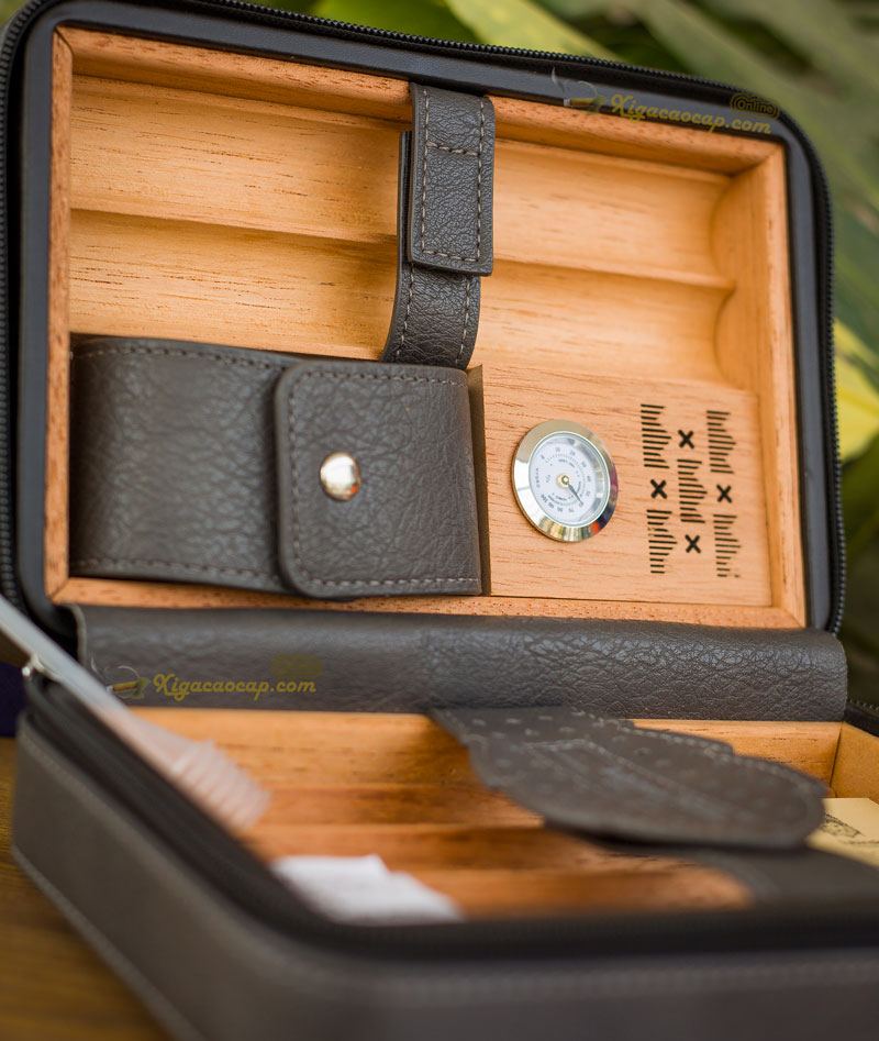 Hệ thống giữ ẩm: Đi kèm ẩm kế, ngăn để bật lửa riêng biệt