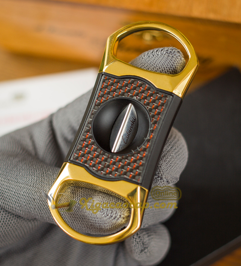 Được thiết kế để cắt xì gà và rất tiện lợi khi sử dụng. Chỉ cần đưa xì gà vào và ấn nhẹ bằng hai vòng linh hoạt để cắt.