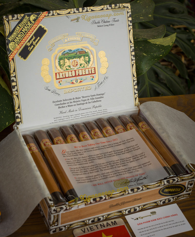 20 điếu được bọc riêng trong túi cellophane trong suốt, kèm vòng đai (band) đặc trưng Chateau Fuente Natural