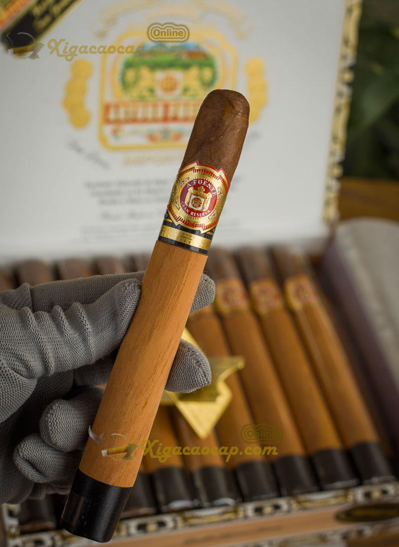 Một điếu cigar kem béo, ngọt, gỗ kinh điển, với sự cân bằng hoàn hảo giữa độ ngọt tự nhiên và chiều sâu
