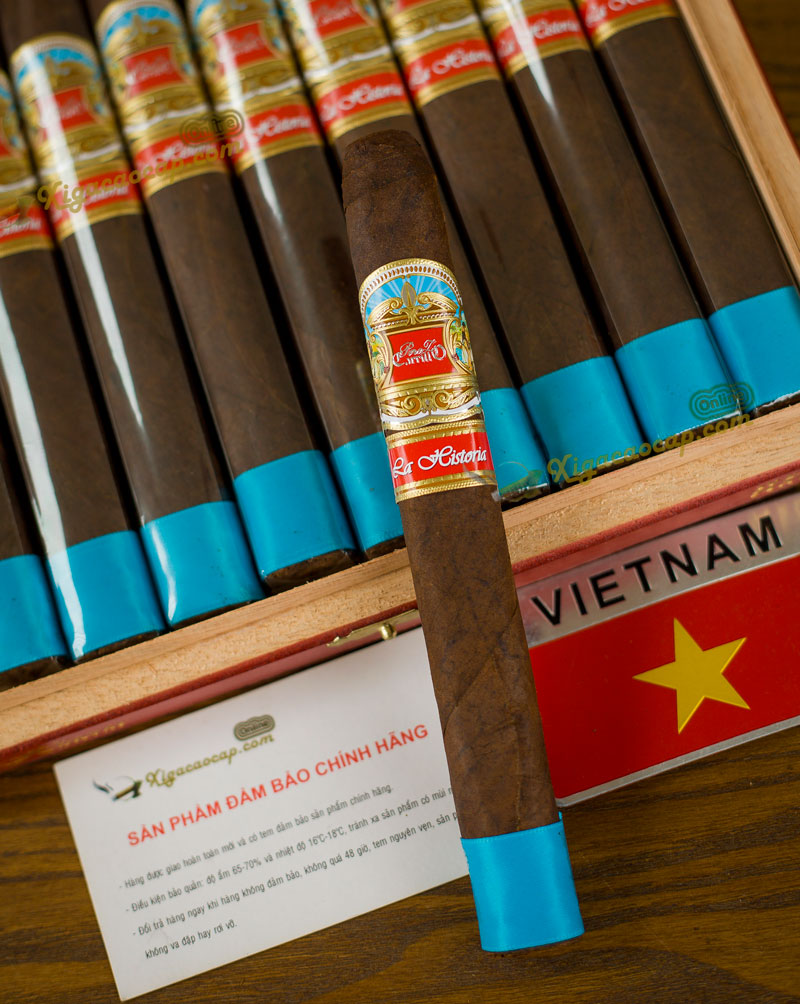 Lá xì gà La Historia được ủ lâu năm tối màu, bóng dầu, đẹp mắt, hương vị đậm đà.