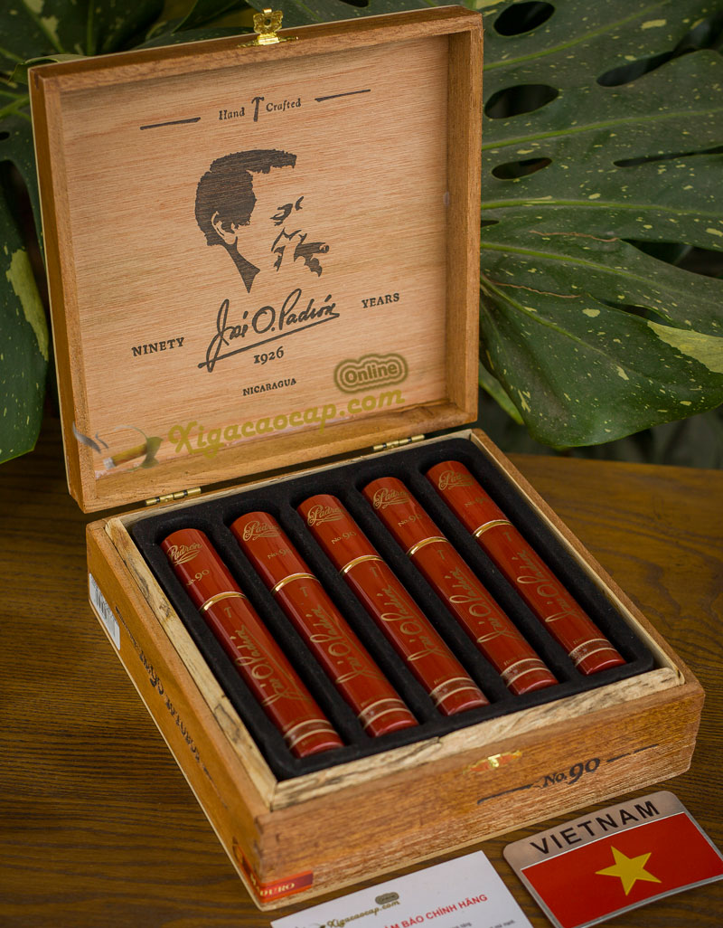 Hộp xì gà kỷ niệm của nhà Padron, xì gà màu sẫm và bóng dầu tuyệt hảo.
