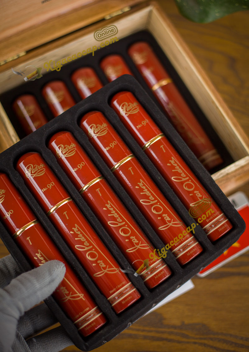 Sản phẩm được đựng trong hộp nhôm màu đỏ bóng bẩy, rất thích hợp để làm quà tặng hoặc mang theo khi đi du lịch.