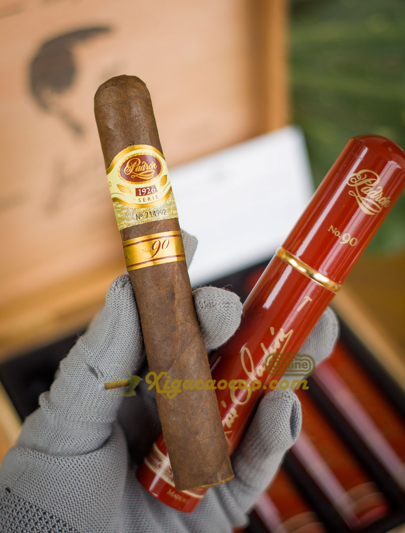 Mỗi điếu xì gà được cuốn thủ công tỉ mỉ tại Nicaragua, sử dụng lá thuốc lá đã được ủ hoàn hảo trong thời gian 10 năm