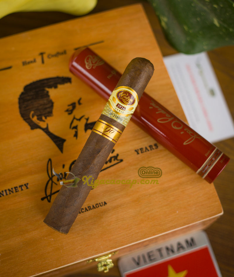 Để đảm bảo tính xác thực của những điếu xì gà hảo hạng này, mỗi điếu đều được dán hai lớp tem với nhãn bảo hành được đánh số riêng