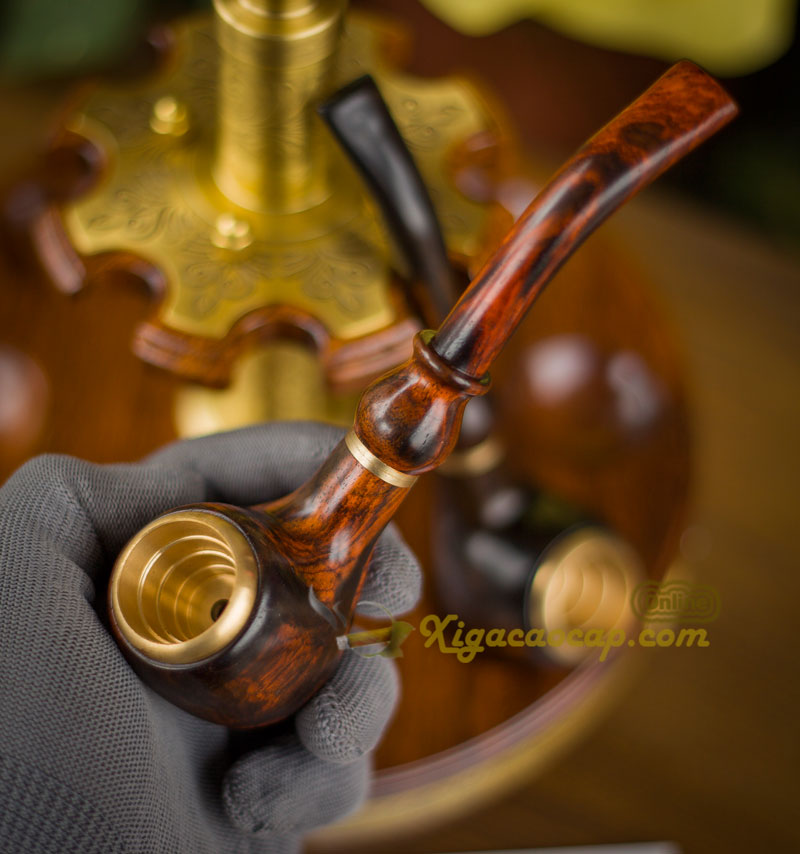 Vân gỗ Trắc tự nhiên: Mỗi chiếc tẩu là duy nhất với vân gỗ đỏ đen xen kẽ