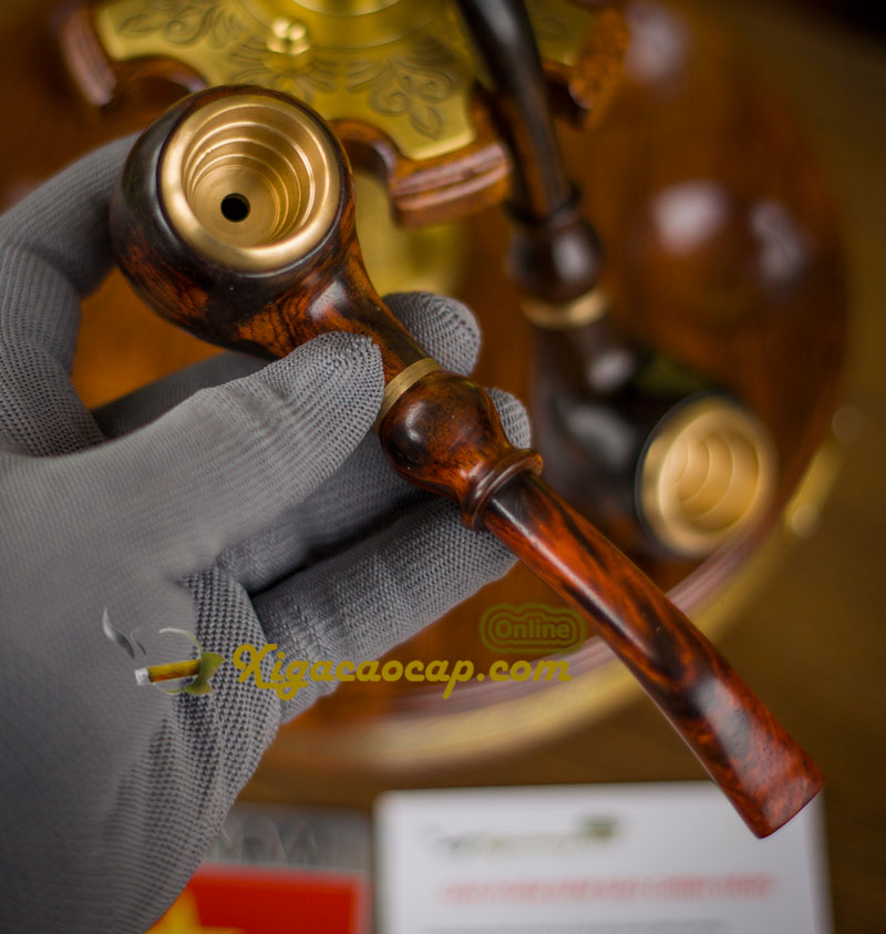 Được chế tác thủ công tinh xảo từ gỗ Trắc tự nhiên quý hiếm