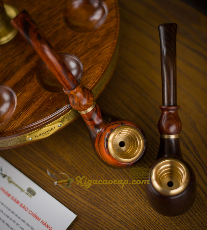 Vân gỗ Trắc tự nhiên: Mỗi chiếc tẩu là duy nhất với vân gỗ đỏ đen xen kẽ