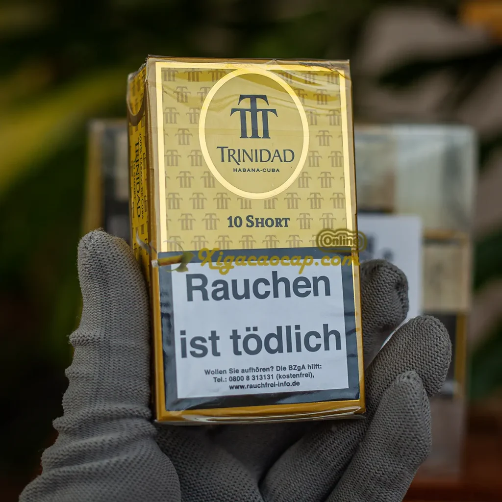 Cầm trên tay hộp xì gà Trinidad Short 10 điếu