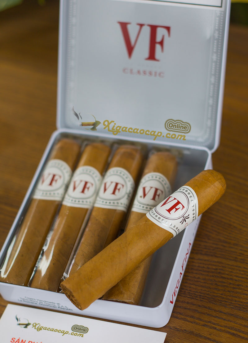 Xì gà VF lá bọc mỏng, óng ánh màu vàng nâu nhạt, bề mặt mịn màng, ít gân, tạo vẻ ngoài thanh lịch, tinh tế.