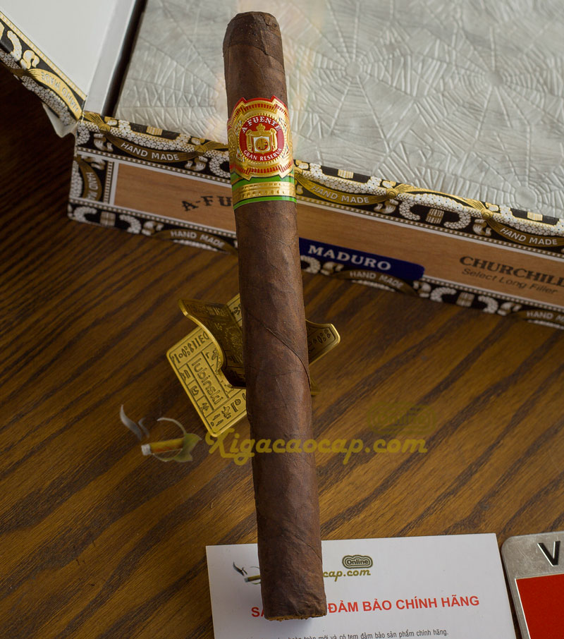 Churchill Maduro được cuốn thủ công tinh xảo tại Dominican Republic