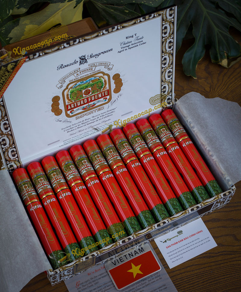 Những ống nhôm xì gà (tubo) màu đỏ rực rỡ được xếp trong hộp