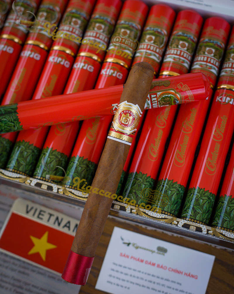 Mỗi điếu Arturo Fuente King T Rosado Sun Grown được bảo vệ hoàn hảo trong ống nhôm (tubo) màu đỏ rực rỡ