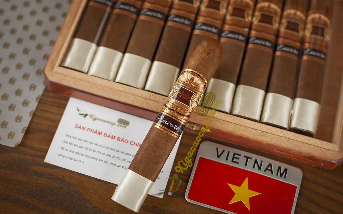 cận cảnh điếu xì gà EP Carrillo Encore Majestic đặt trên hộp